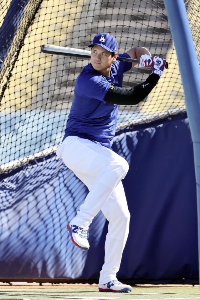 試合前に打撃練習する大谷（共同）