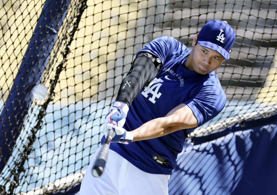試合前に打撃練習する大谷（共同）