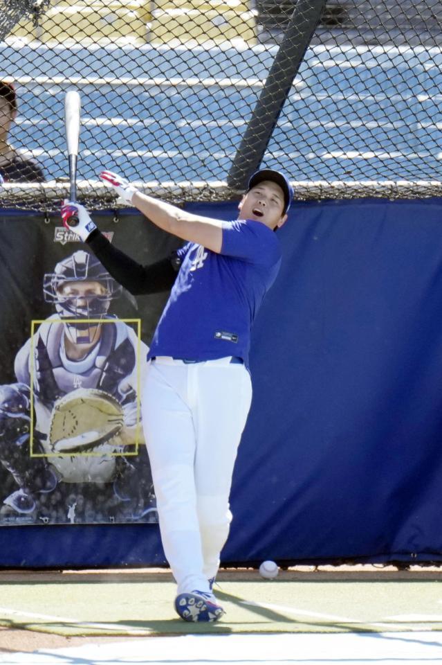 試合前に打撃練習する大谷（共同）