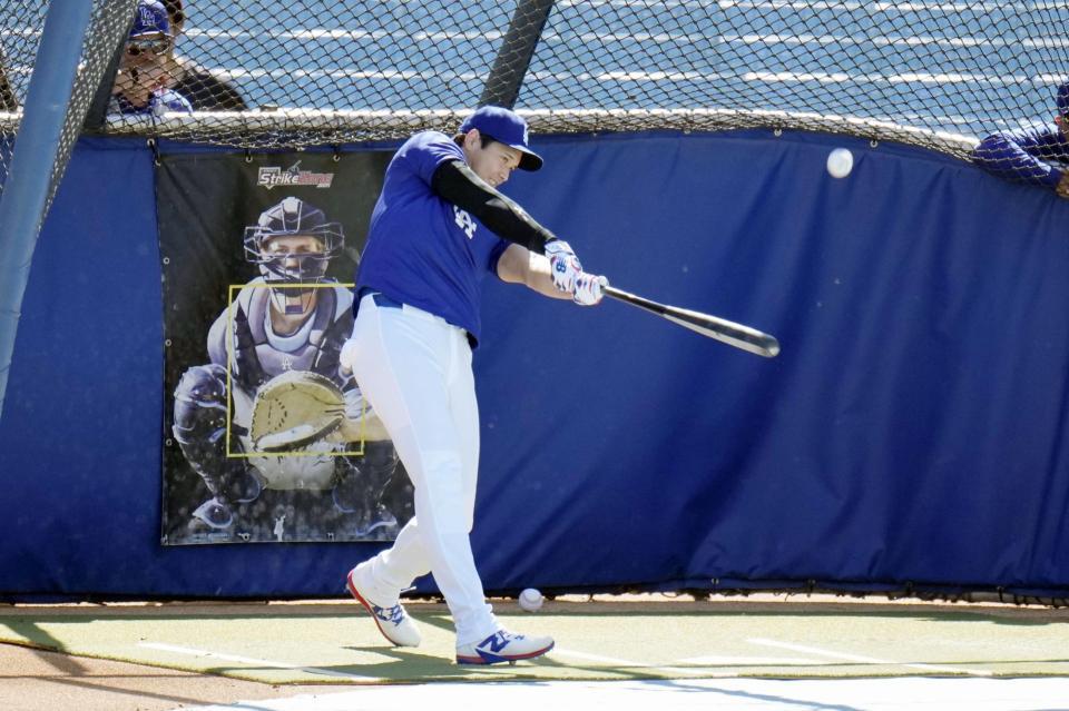 試合前に打撃練習する大谷（共同）
