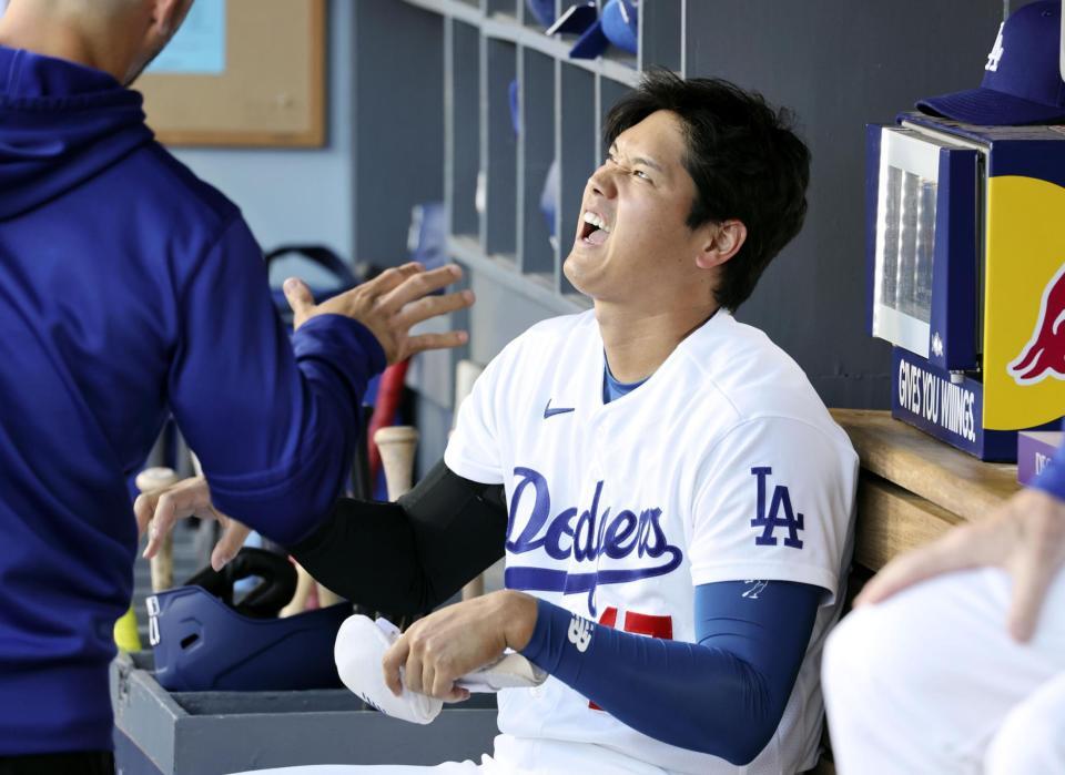 試合前におどけた表情を見せる大谷（共同）