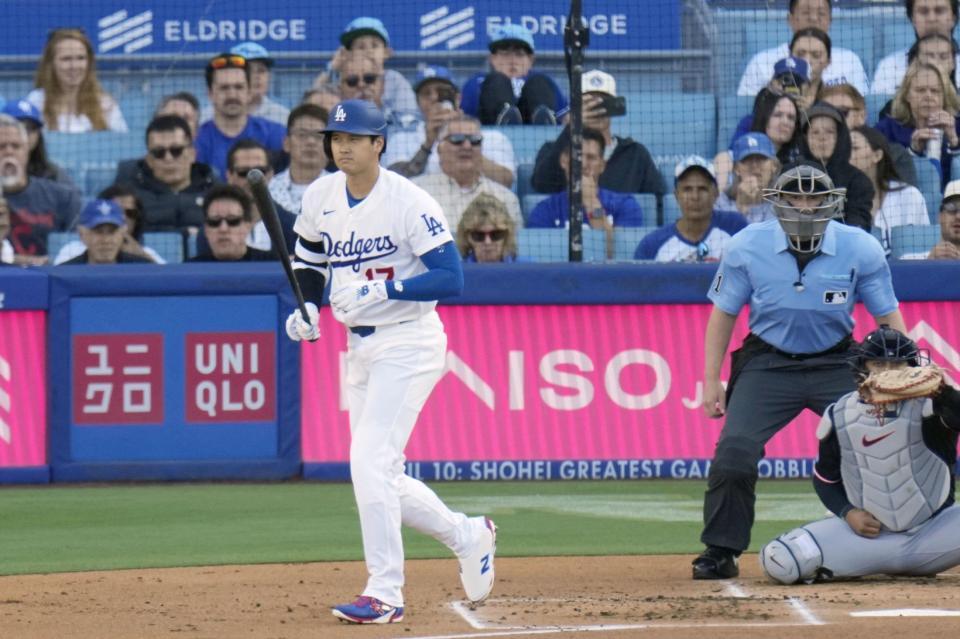 １回、四球で出塁する大谷（共同）