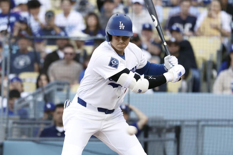 １回、四球を選ぶ大谷（共同）