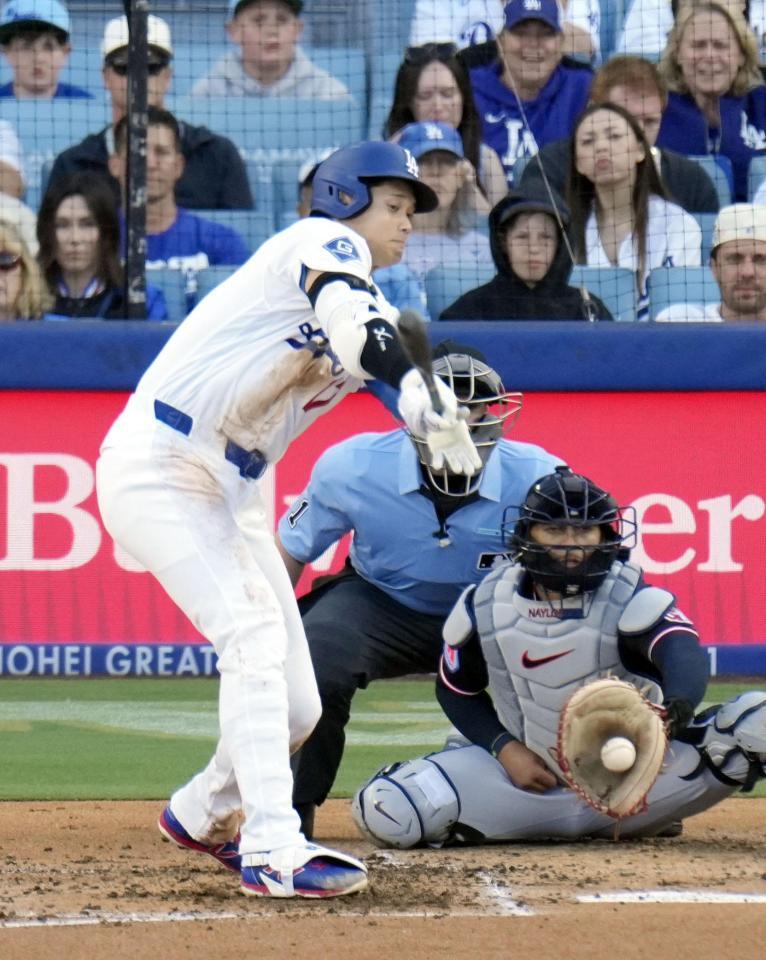 ３回、空振り三振に倒れる大谷（共同）