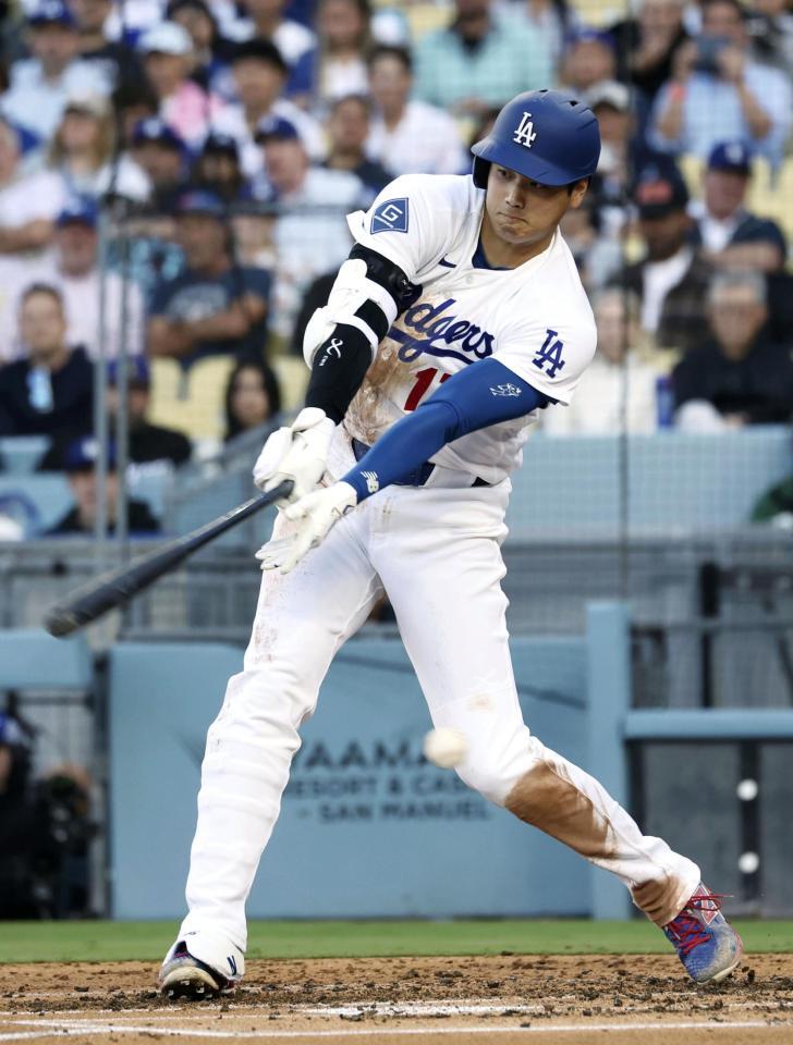 ３回、空振り三振に倒れる大谷（共同）