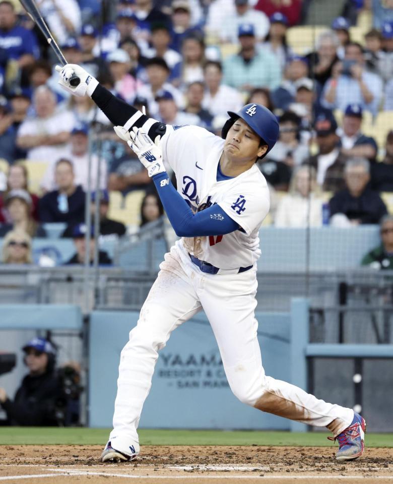 ３回、空振り三振に倒れる大谷（共同）