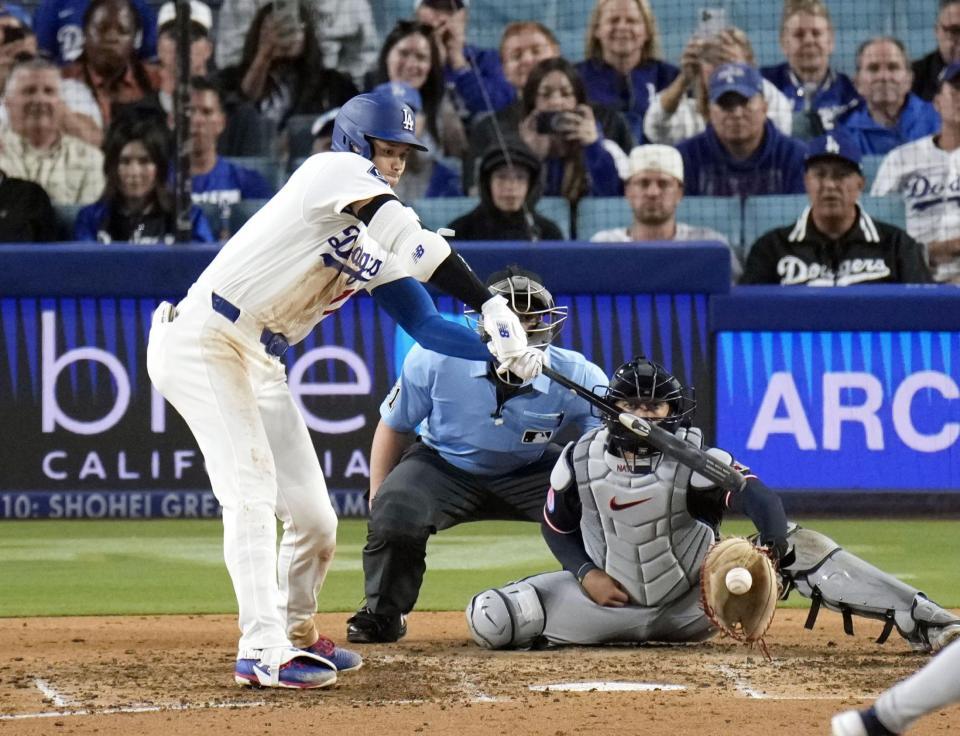 ８回、空振り三振に倒れる大谷（共同）