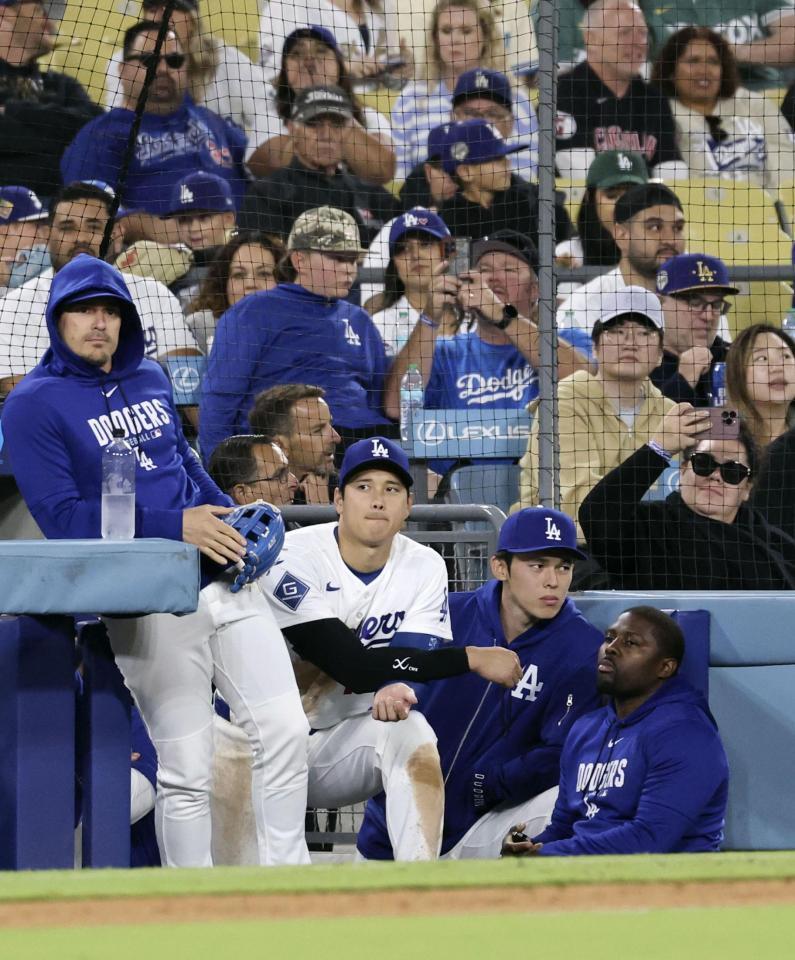 ９回、味方の攻撃をベンチから見守る大谷（中央左）と佐々木（同右）＝共同