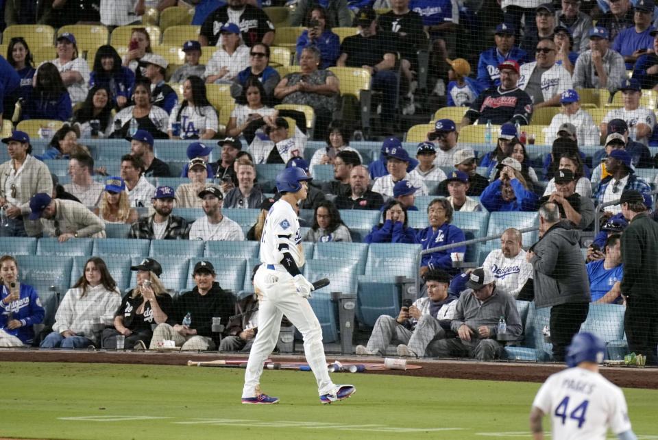 ８回、空振り三振に倒れて戻る大谷（共同）