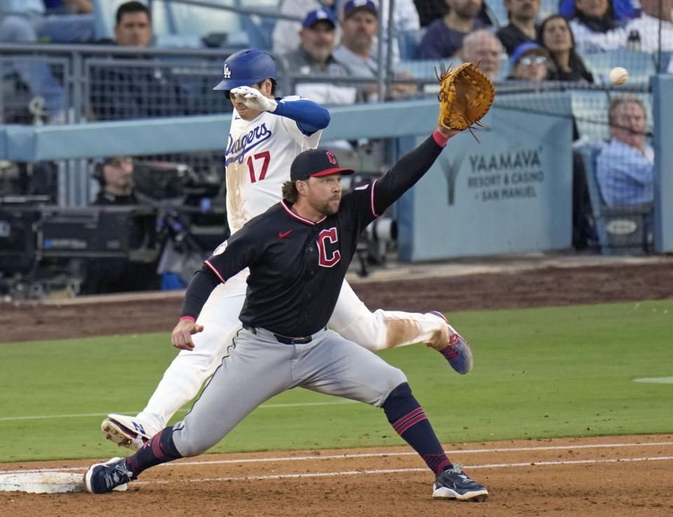 ６回、二ゴロ併殺に倒れるドジャース・大谷（１７）＝共同