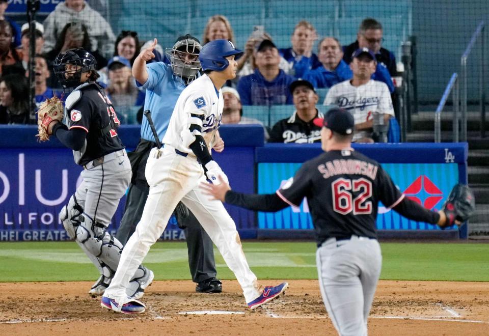 　８回、空振り三振に倒れたドジャース・大谷。投手サブロウスキ（６２）＝共同