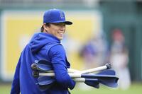 試合前、笑顔で練習に向かう山本（共同）