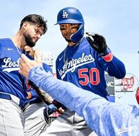 ３回、２ランを放ってベンチでタッチをかわすベッツ（ロサンゼルス・ドジャース提供）