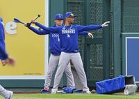 試合前、ベッツ（手前）とやり投げをする山本（共同）