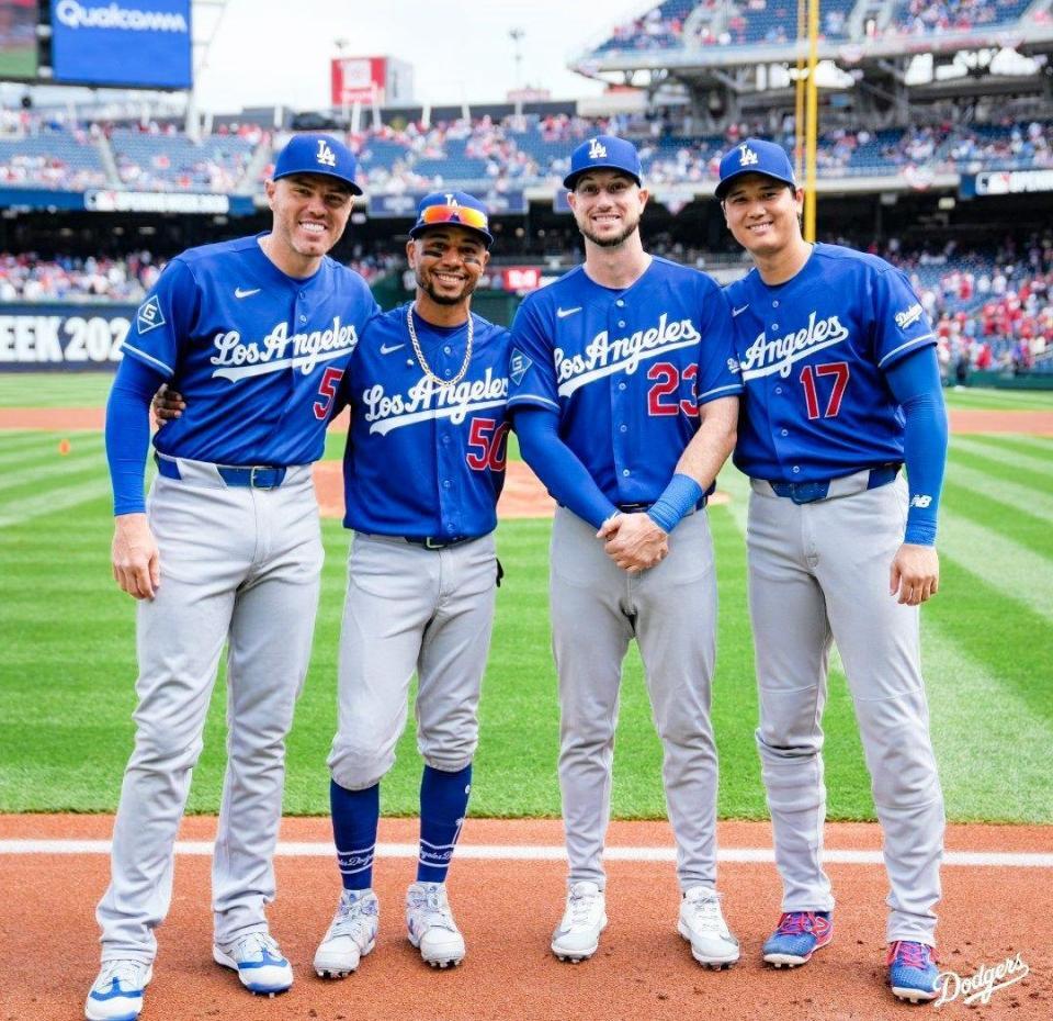 新ユニホームで記念撮影に臨んだ（左から）フリーマン、ベッツ、タッカー、大谷（ロサンゼルス・ドジャース提供）