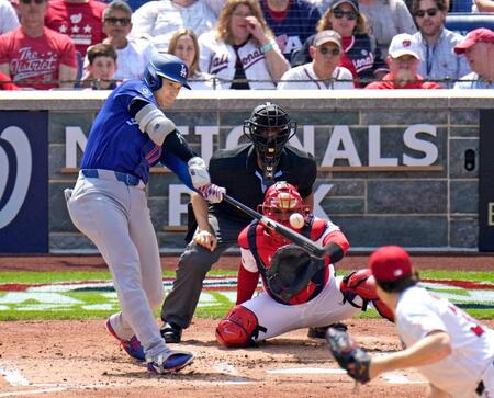 　３回、今季初本塁打となる３ランを放つ大谷（共同）