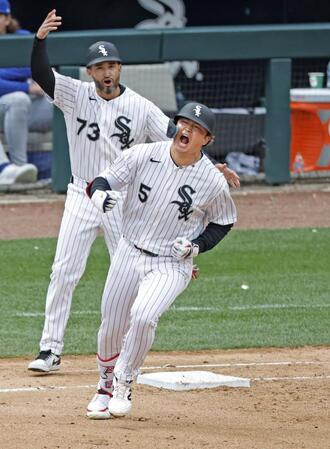 　ブルージェイズ戦の６回、日米通算２５０本塁打となる４号２ランを放ち雄たけびを上げるホワイトソックス・村上＝シカゴ（共同）