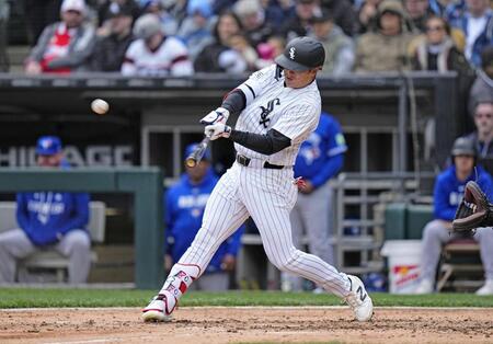 　ブルージェイズ戦の６回、日米通算２５０本塁打となる４号２ランを放つホワイトソックス・村上＝シカゴ（共同）