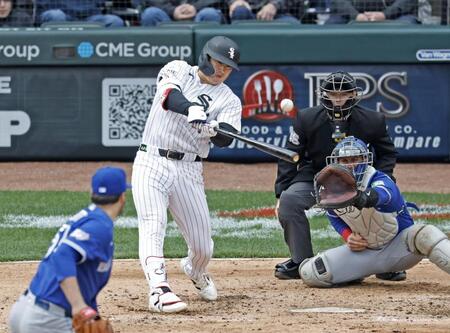 　ブルージェイズ戦の６回、日米通算２５０本塁打となる４号２ランを放つホワイトソックス・村上＝シカゴ（共同）