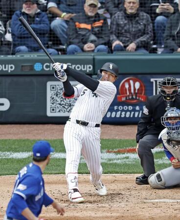 　ブルージェイズ戦の６回、日米通算２５０本塁打となる４号２ランを放つホワイトソックス・村上＝シカゴ（共同）