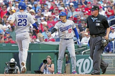 　ナショナルズ戦の２回、フリーマンの２点二塁打で三塁から生還し、二走のタッカー（左）を迎えるドジャース・大谷＝ワシントン（共同）