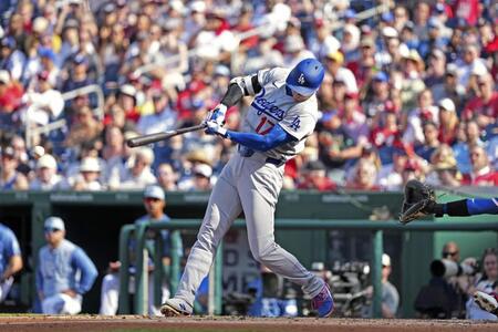 　ナショナルズ戦の２回、右前打を放つドジャース・大谷＝ワシントン（共同）