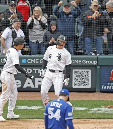 　ブルージェイズ戦の６回、日米通算２５０本塁打となる４号２ランを放ったホワイトソックス・村上と、喜ぶスタンドの観客＝シカゴ（共同）