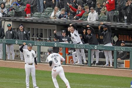 　ブルージェイズ戦の６回、日米通算２５０本塁打となる４号２ランを放ったホワイトソックス・村上（５）と、喜ぶベンチ＝シカゴ（共同）