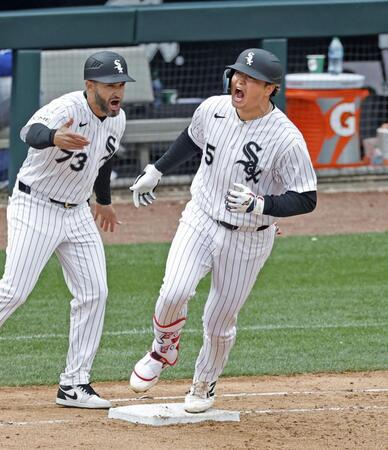 　ブルージェイズ戦の６回、日米通算２５０本塁打となる４号２ランを放ち一塁を回るホワイトソックス・村上＝シカゴ（共同）