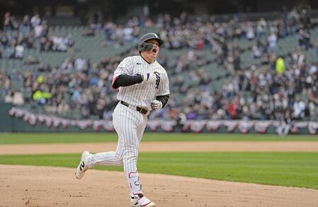 　ブルージェイズ戦の６回、日米通算２５０本塁打となる４号２ランを放ち、雄たけびを上げながら三塁へ向かうホワイトソックス・村上＝シカゴ（共同）