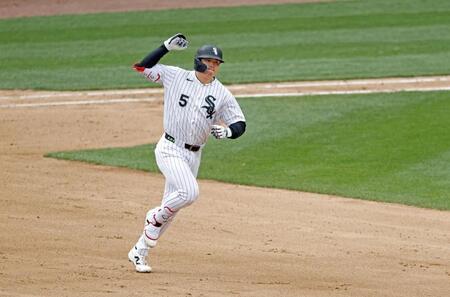 　ブルージェイズ戦の６回、日米通算２５０本塁打となる４号２ランを放ち塁を回るホワイトソックス・村上＝シカゴ（共同）