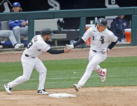 　ブルージェイズ戦の６回、日米通算２５０本塁打となる４号２ランを放ち一塁を回るホワイトソックス・村上＝シカゴ（共同）