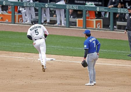 　６回、日米通算２５０本塁打となる４号２ランを放ったホワイトソックス・村上（左）と、見つめるブルージェイズの三塁手岡本＝シカゴ（共同）