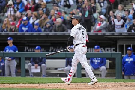 　ブルージェイズ戦の６回、日米通算２５０本塁打となる４号２ランを放つホワイトソックス・村上＝シカゴ（共同）