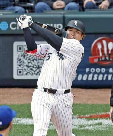 　ブルージェイズ戦の６回、日米通算２５０本塁打となる４号２ランを放つホワイトソックス・村上＝シカゴ（共同）