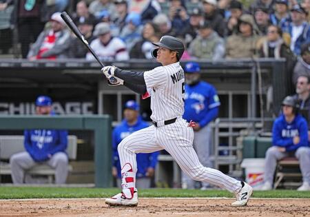 　ブルージェイズ戦の６回、日米通算２５０本塁打となる４号２ランを放つホワイトソックス・村上＝シカゴ（共同）