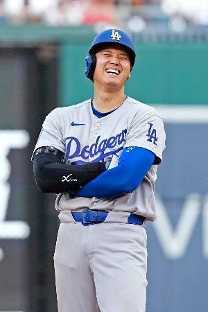 　ナショナルズ戦の５回、タッカーの四球で二塁に進み笑顔のドジャース・大谷＝ワシントン（共同）