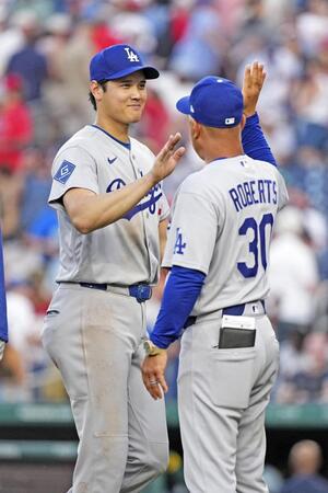 　ナショナルズに勝利し、ロバーツ監督（右）とタッチするドジャース・大谷＝ワシントン（共同）