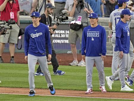 　ナショナルズに勝利し、笑顔を見せるドジャースの佐々木（左）と山本＝ワシントン（共同）