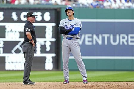 　ナショナルズ戦の５回にタッカーの四球で二塁に進み、塁審と談笑するドジャース・大谷＝ワシントン（共同）