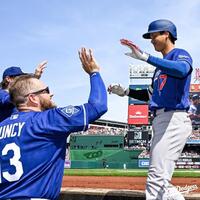 ３回、今季初本塁打となる３ランを放ち、チームメートから迎えられる大谷（右）＝ロサンゼルス・ドジャース提供