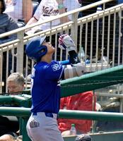 　祈るように両手を握り合わせ、空を見上げる大谷（共同）