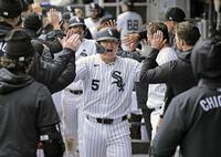 　ブルージェイズ戦の６回、日米通算２５０本塁打となる４号２ランを放ち、ベンチで迎えられるホワイトソックス・村上＝シカゴ（共同）