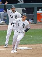 　ブルージェイズ戦の６回、日米通算２５０本塁打となる４号２ランを放ち雄たけびを上げるホワイトソックス・村上＝シカゴ（共同）