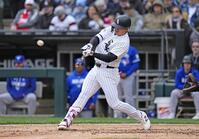 　ブルージェイズ戦の６回、日米通算２５０本塁打となる４号２ランを放つホワイトソックス・村上＝シカゴ（共同）