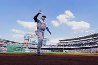 　ナショナルズ戦の試合前、ファンの声援に応えるドジャース・大谷＝ワシントン（共同）