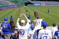 　ドジャース・大谷（奥中央）に声援を送るファン＝ワシントン（共同）