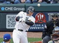 　ブルージェイズ戦の６回、日米通算２５０本塁打となる４号２ランを放つホワイトソックス・村上＝シカゴ（共同）