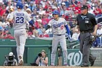 　ナショナルズ戦の２回、フリーマンの２点二塁打で三塁から生還し、二走のタッカー（左）を迎えるドジャース・大谷＝ワシントン（共同）