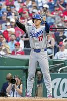 　ナショナルズ戦の２回、フリーマンの２点二塁打で三塁から生還し、二走のタッカーを迎えるドジャース・大谷＝ワシントン（共同）